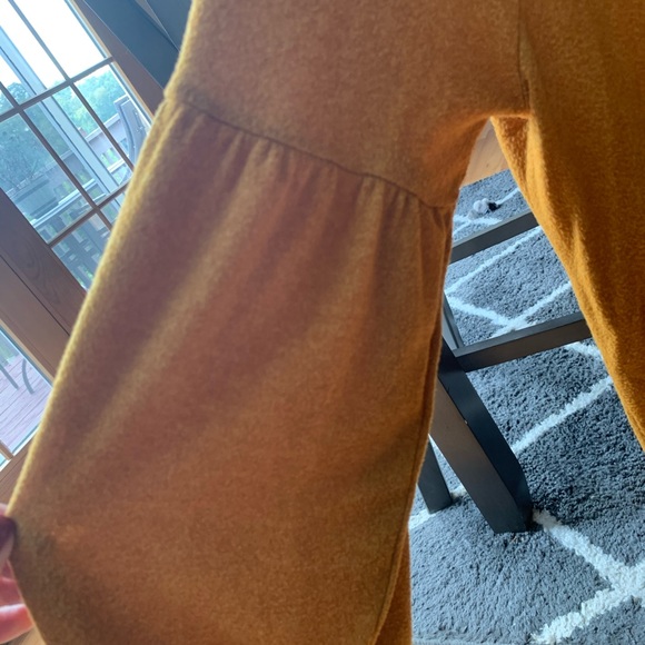 Mustard colored sweater - Picture 2 of 3